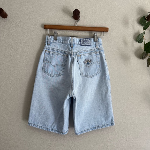 Vintage Native Blue Levi’s light wash Jean shorts - Picture 3 of 7